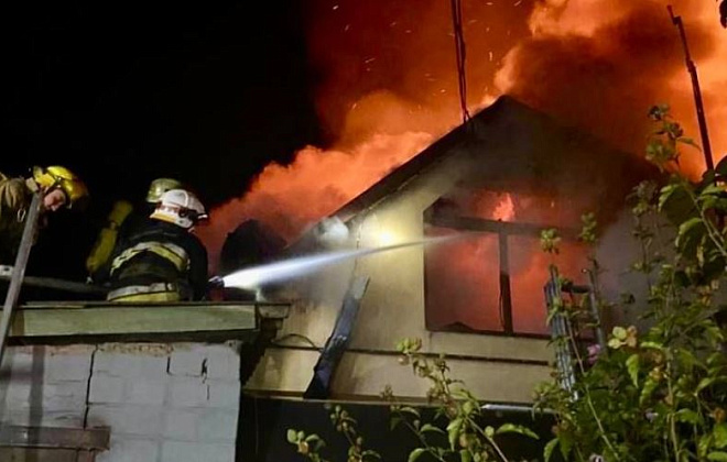Вночі ворожі снаряди пошкодили будинки мешканців Нікопольського району