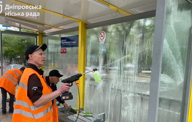 Графіті та інші «витвори» вуличного мистецтва змивають спеціальним пістолетом: генеральне прибирання зупинок громадського транспорту у Дніпрі