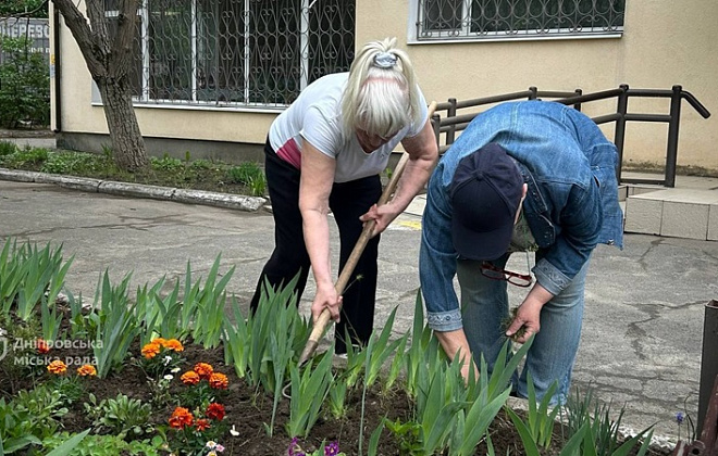 Толока #Дніпро_квітучий до Дня довкілля: у Дніпрі підопічні з працівниками терцентру висадили квіти та прибрали територію