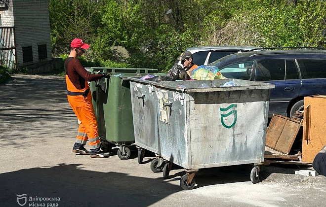 У Дніпрі ТОВ «Екологія-Д» щомісяця вивозить на полігон близько 20 тонн побутового та негабаритного сміття