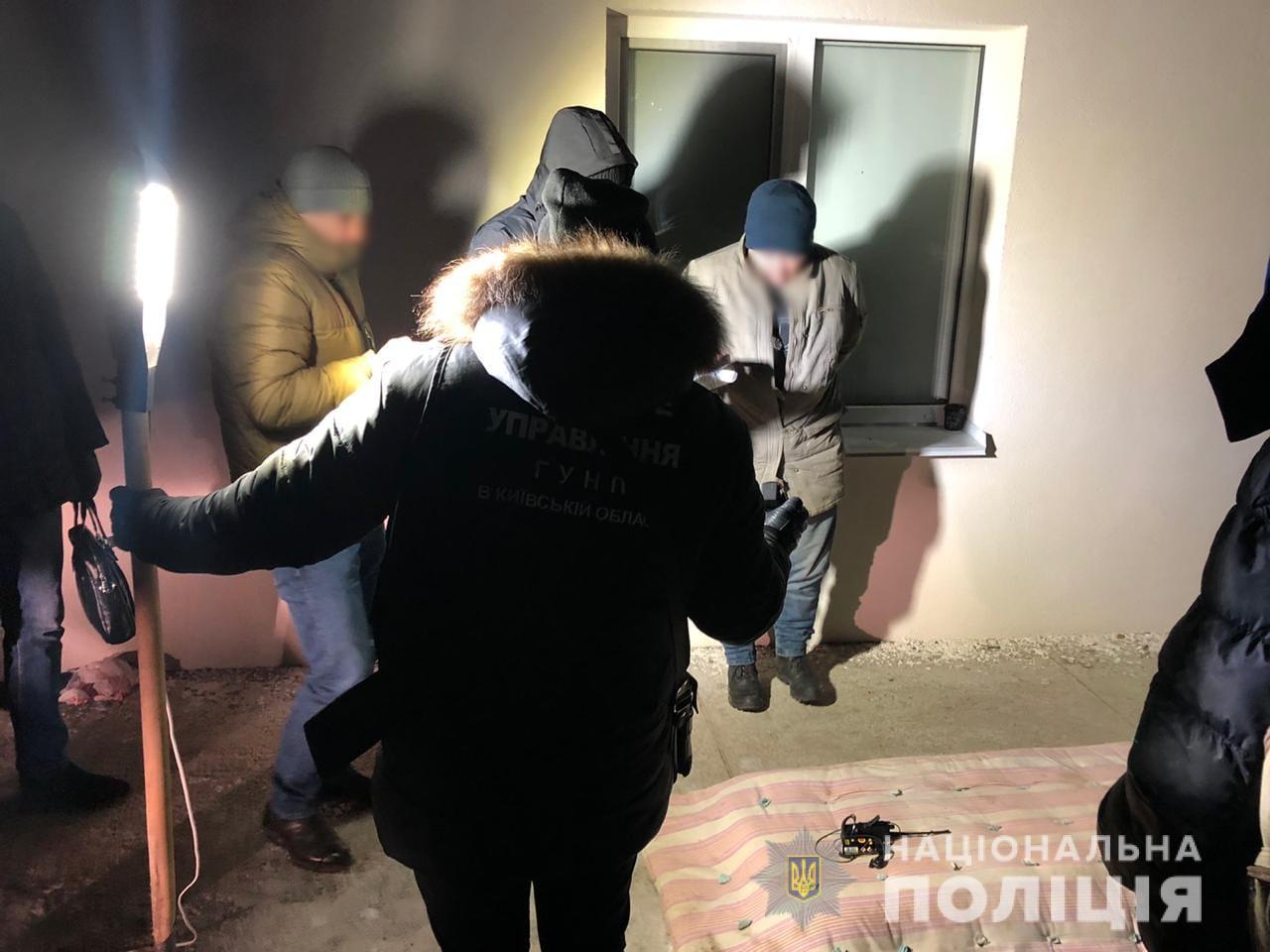 В Киевской области во время задержания по полицейским открыли огонь и бросили гранату