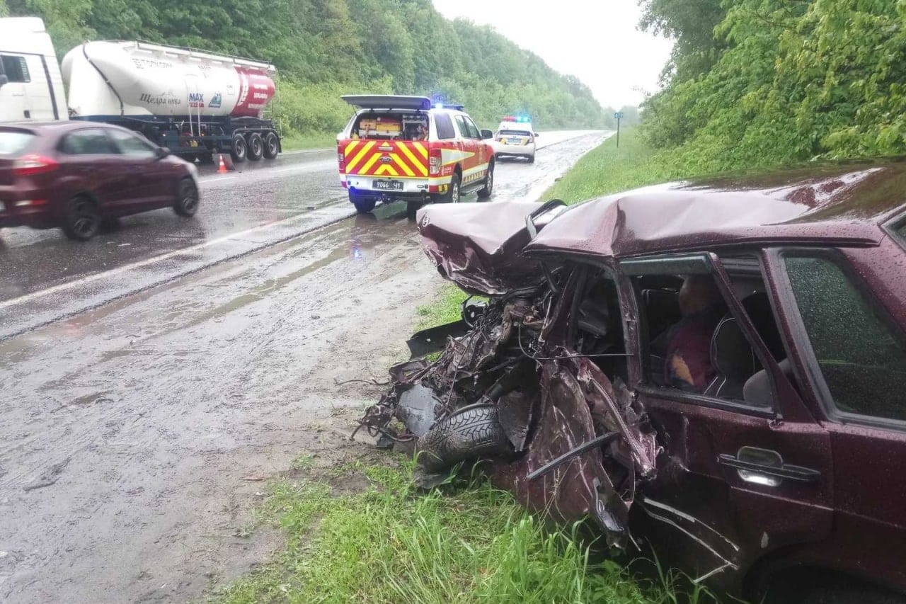 Смертельное ДТП под Харьковом: спасатели вытащили из покореженного авто тело погибшего водителя