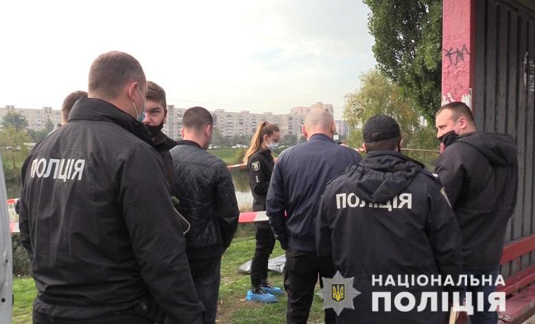 В Киеве мужчина задушил знакомую: прохожий заметил труп женщины на остановке