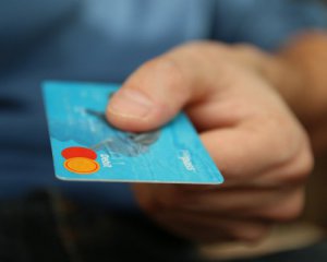 Украинцы смогут пополнять банковские карты на почте 