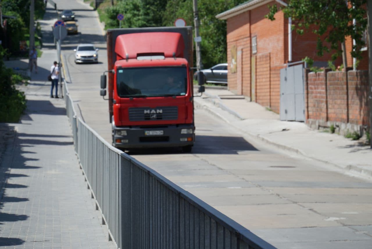Последствия грузовиков-нарушителей: в Днепре Крестьянский спуск подрядчик отремонтировал за свой счет
