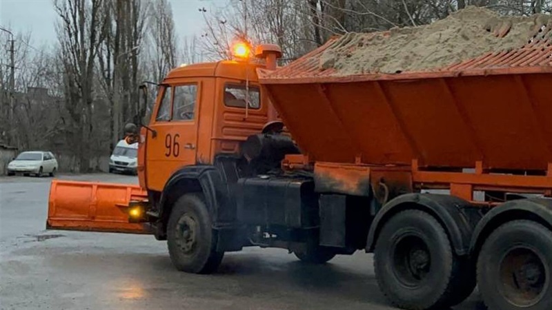 У Дніпрі очікується значне погіршення погодних умов: водіїв просять не заважати роботі спецтехніки