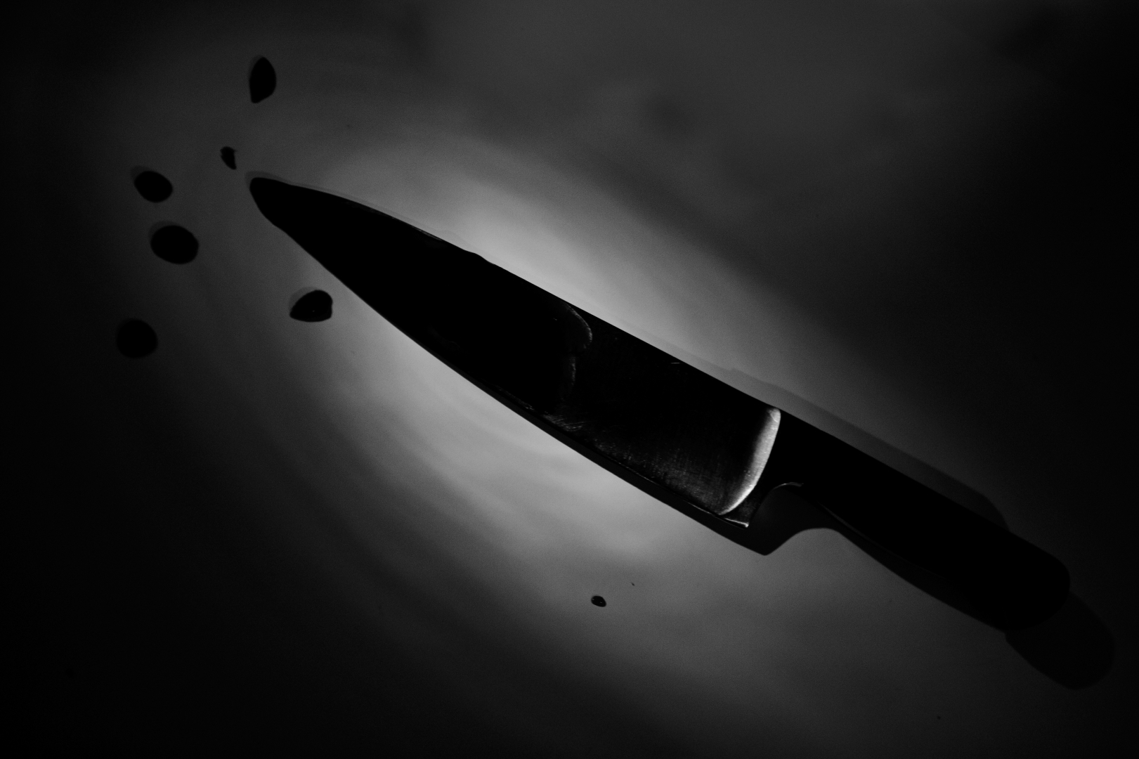 В Новомосковске девушка исполосовала себя ножом, пытаясь совершить суицид