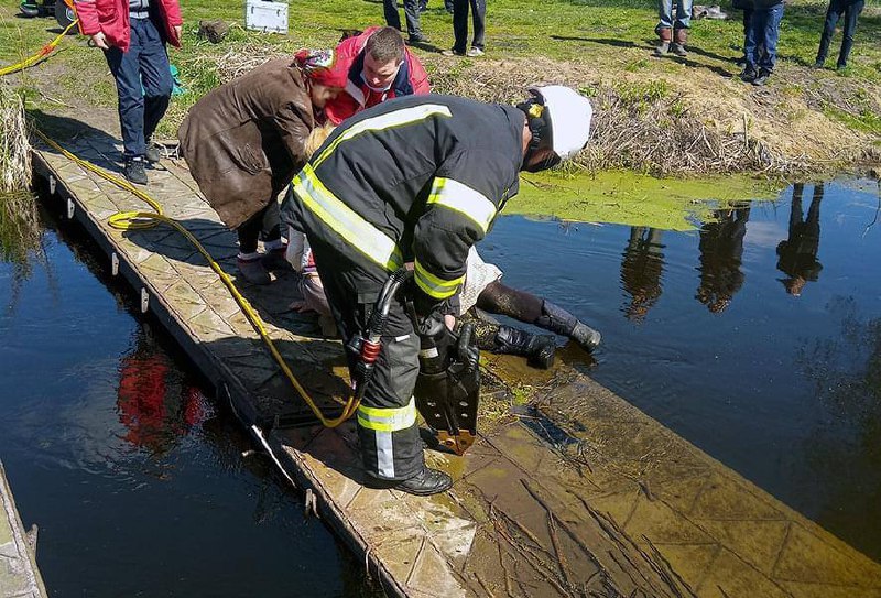 В Полтавской области женщина застряла в отверстии на мосту: на помощь пришли спасатели (ФОТО)