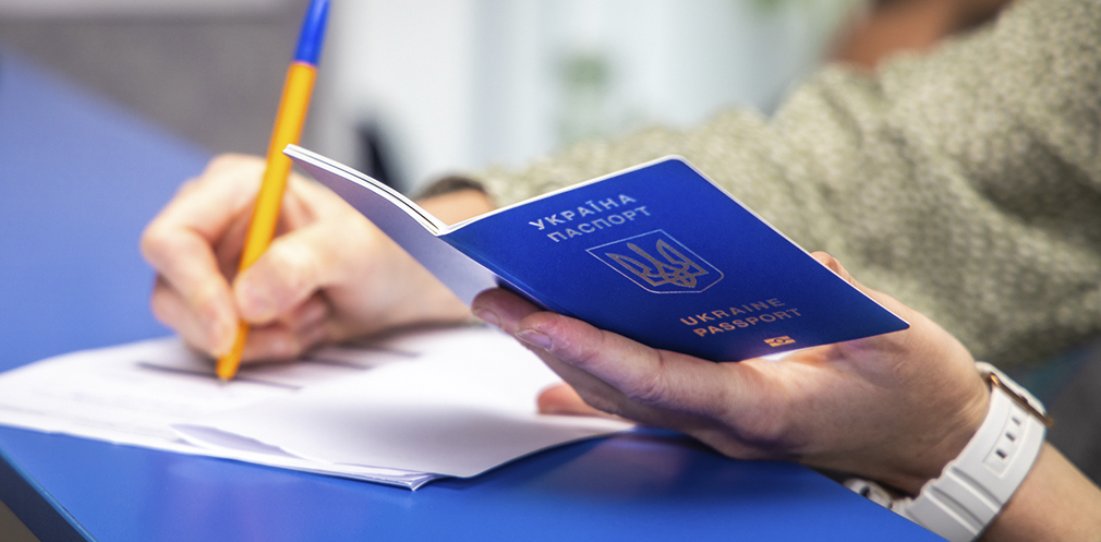 Отримати одночасно внутрішній та закордонний паспорти: у Міграційній службі області запустили нову послугу 