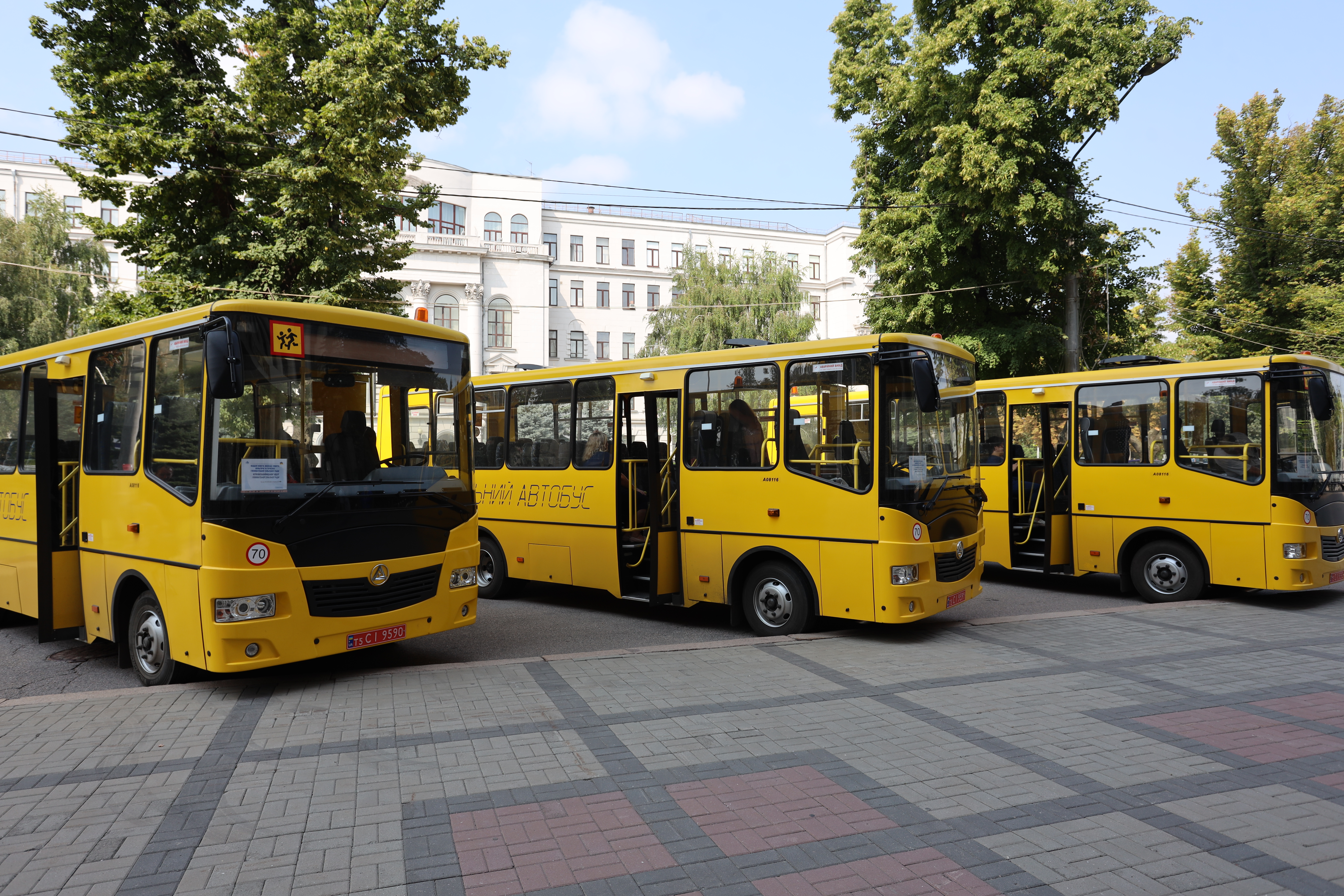 Ще три нові автобуси передали школам Дніпропетровщини