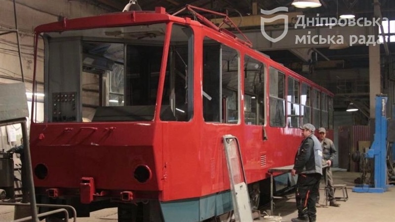Виглядають як нові: у Дніпрі капітально ремонтують трамваї та тролейбуси