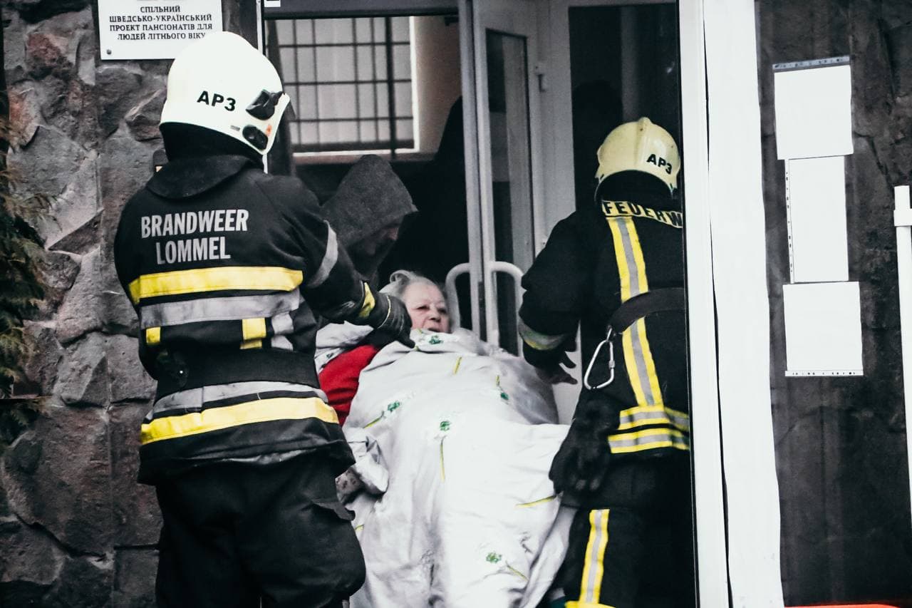 В Киеве горел дом престарелых. Внутри здания находились 65 человек (ФОТО)