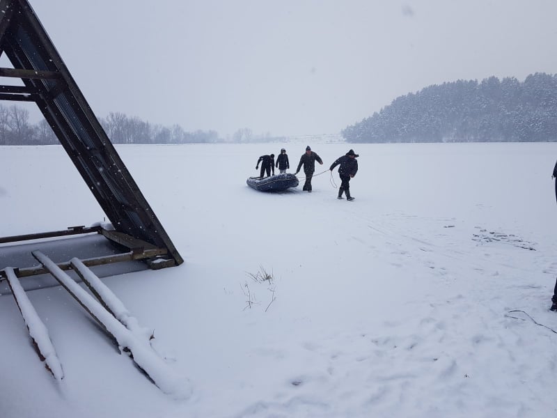 Решил сократить путь домой: на Закарпатье парень утонул в замерзшем пруду