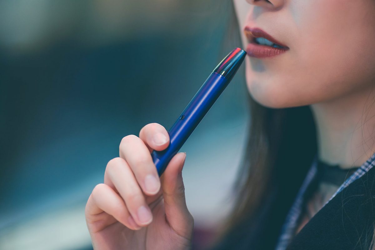 Рада запретила продавать электронные сигареты и вейпы несовершеннолетним