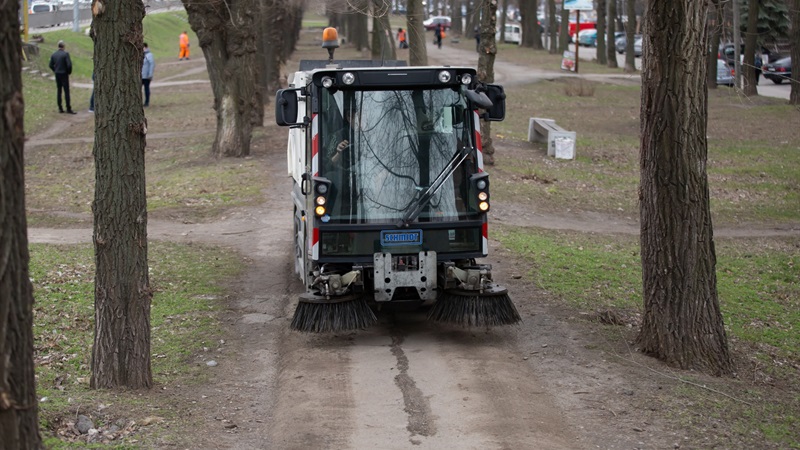 Весняне прибирання: спецтехніка очистила дороги на Запорізькому шосе, а комунальники привели до ладу зелену зону