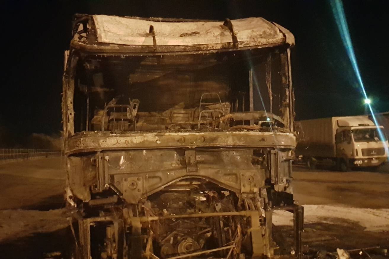 В Харьковской области на таможне загорелся грузовик: водитель получил ожоги рук и головы (ФОТО)