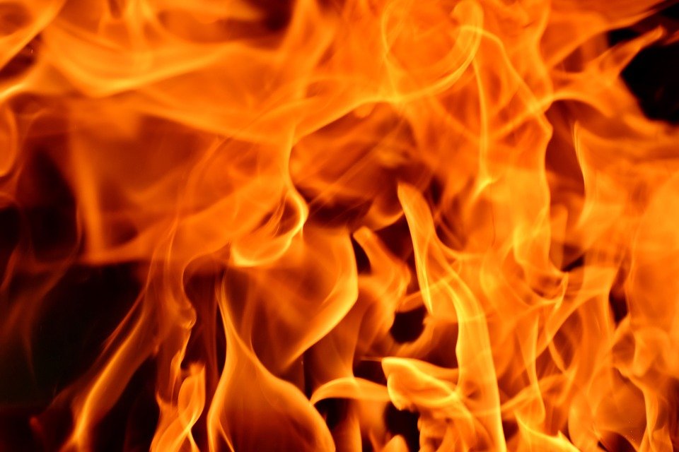 На Днепропетровщине сгорел прицеп почтовой фуры: огонь уничтожил посылки 