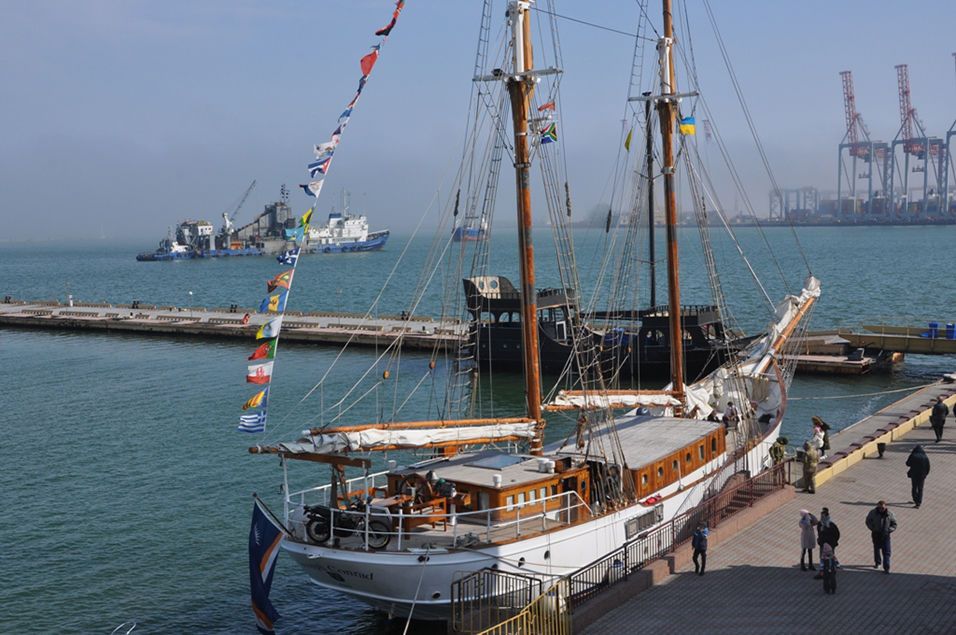 В Одесском порту после кругосветного путешествия пришвартовалась уникальная 105-летняя яхта (ФОТО)
