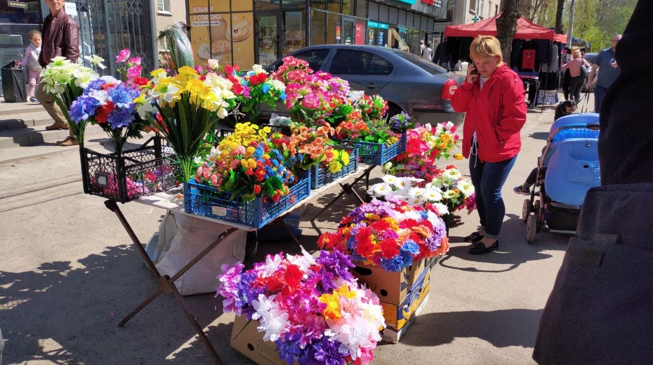 У Дніпрі проводять рейди щодо незаконної вуличної торгівлі штучними квітами