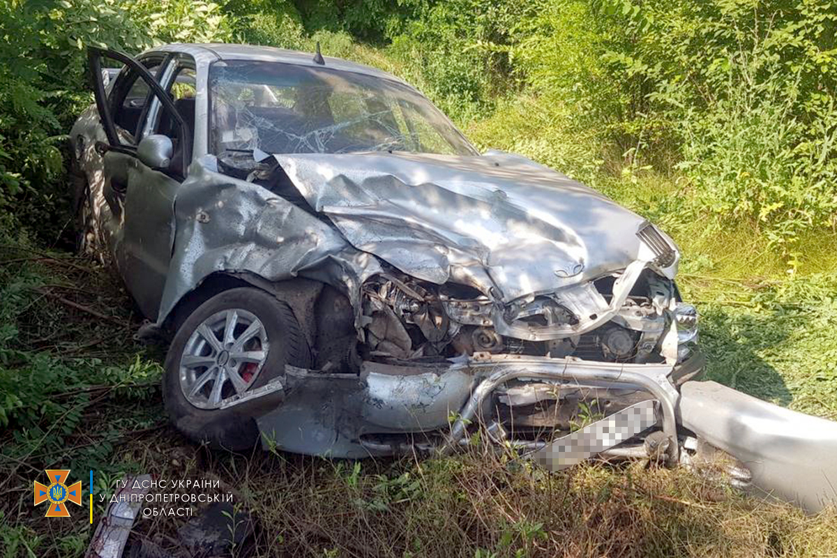 На Днепропетровщине столкнулись Volkswagen и Daewoo Lanos: пятеро пострадавших (ВИДЕО)