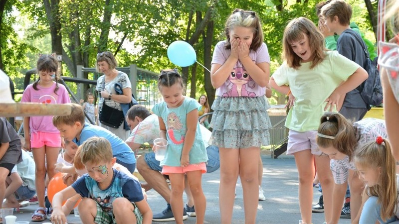 Майстер-класи, хімічні досліди, аквагрим, флешмоб: у парку Писарживського відбулося дитяче свято «Привіт, школа!»