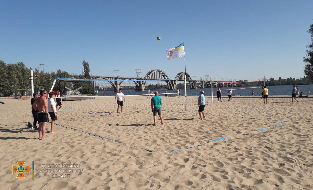 Надзвичайники Дніпропетровщини змагалися за першість у пляжному волейболі 