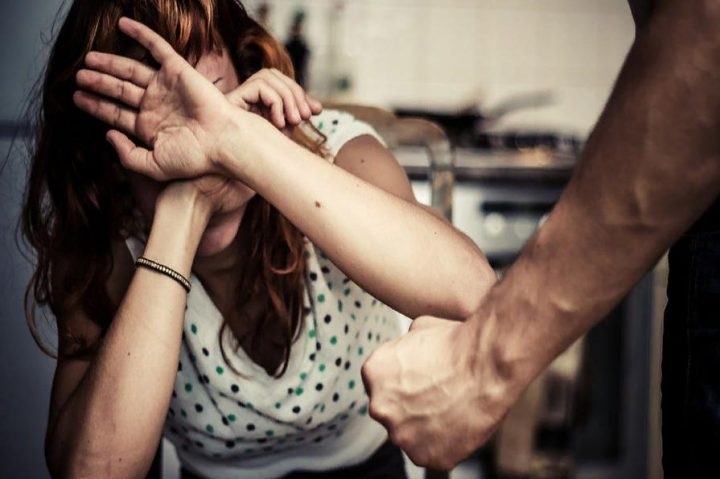 Стали жертвой домашнего насилия – наберите номер: в Минсоцполитики напомнили, куда обращаться