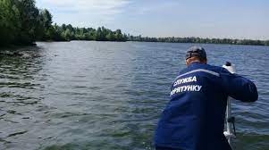 В Донецкой области спасатели достали из водоема тело утонувшего мужчины