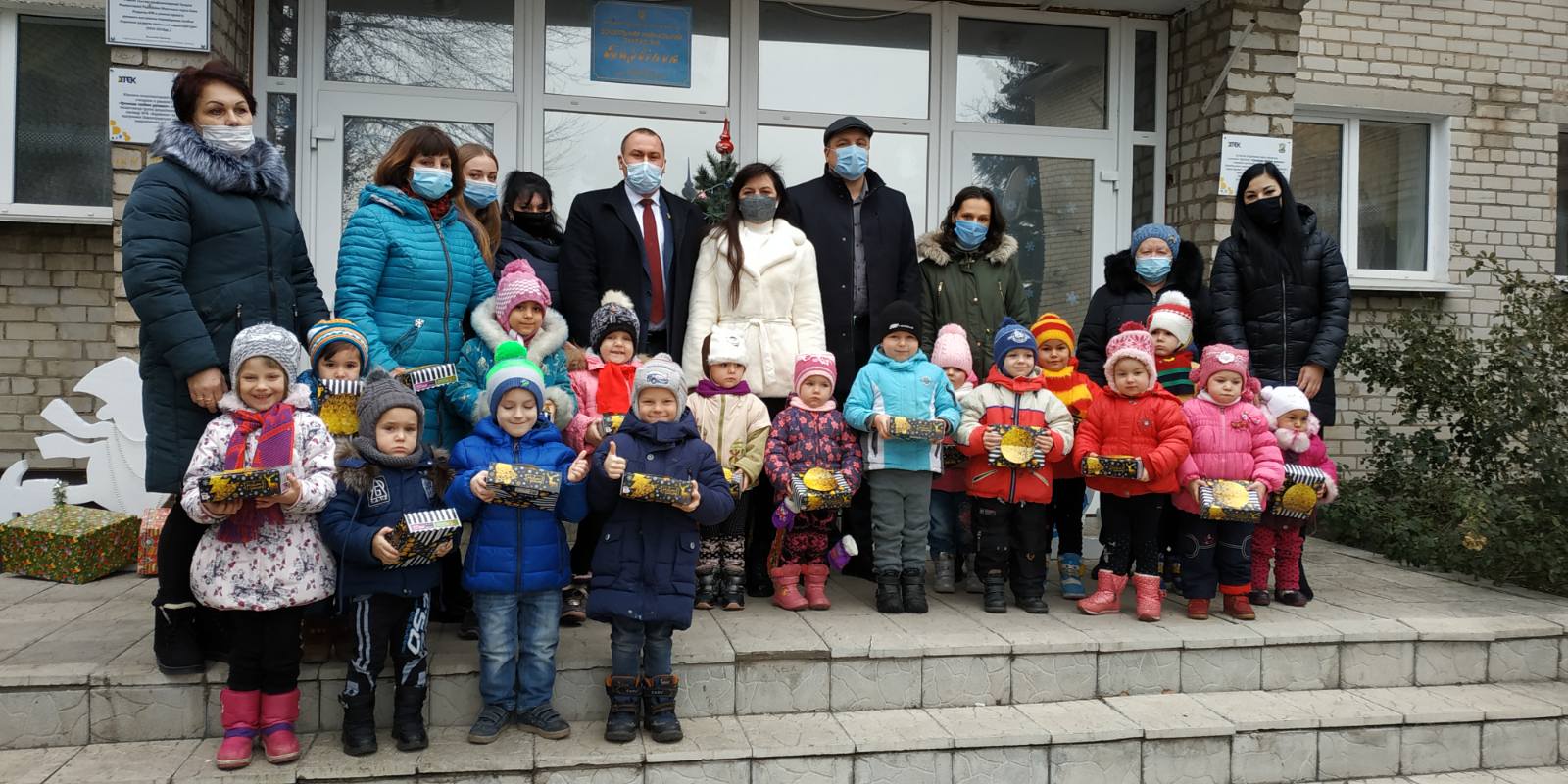 2 тысячи новогодних подарков для детворы Западного Донбасса от ДТЭК