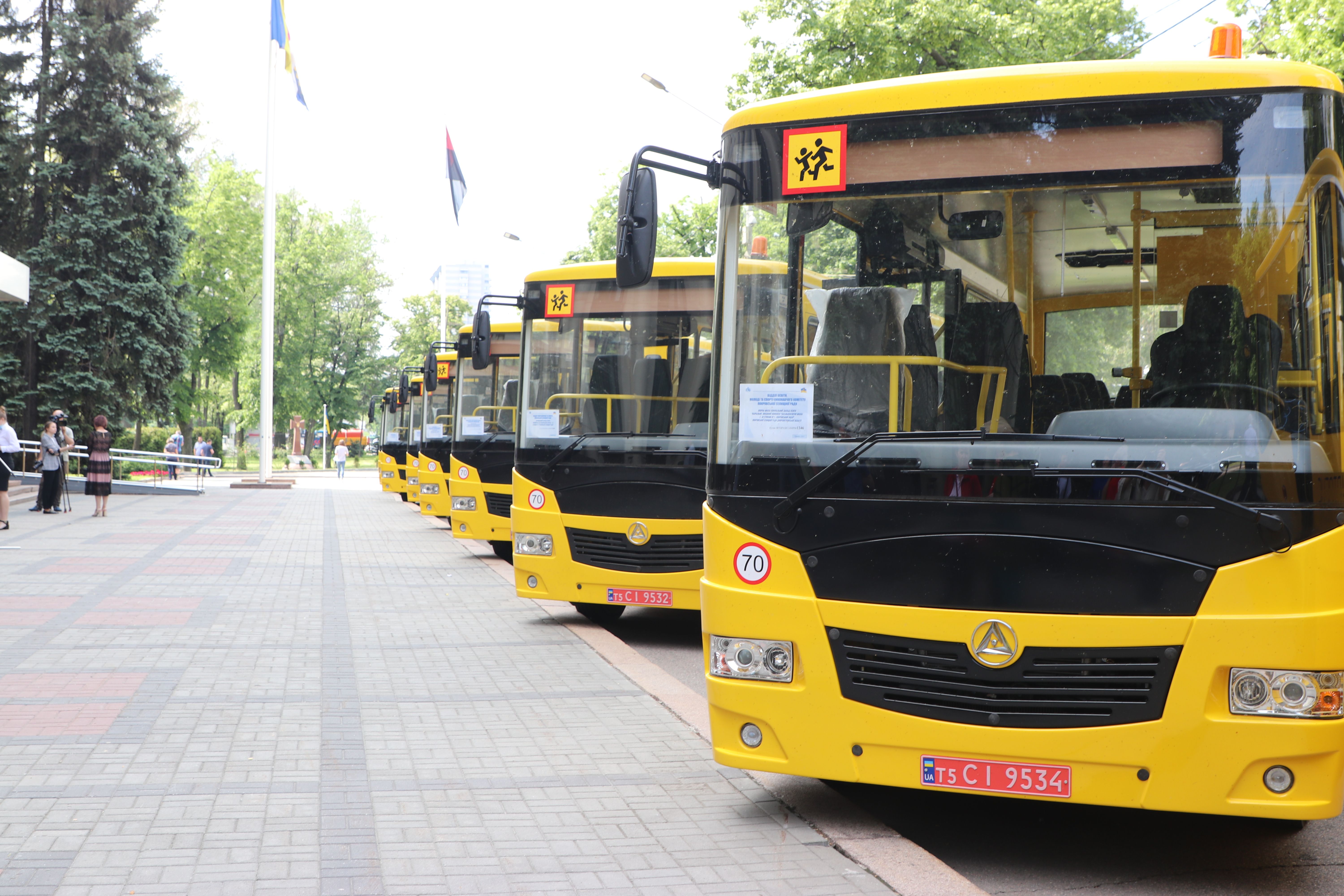 Ще 13 шкільних автобусів отримали громади Дніпропетровщини (ФОТО)