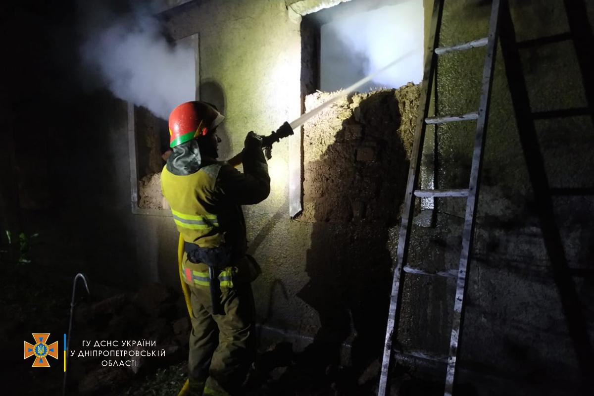 На Днепропетровщине горела хозпостройка: огнем уничтожено 12 тонн сена