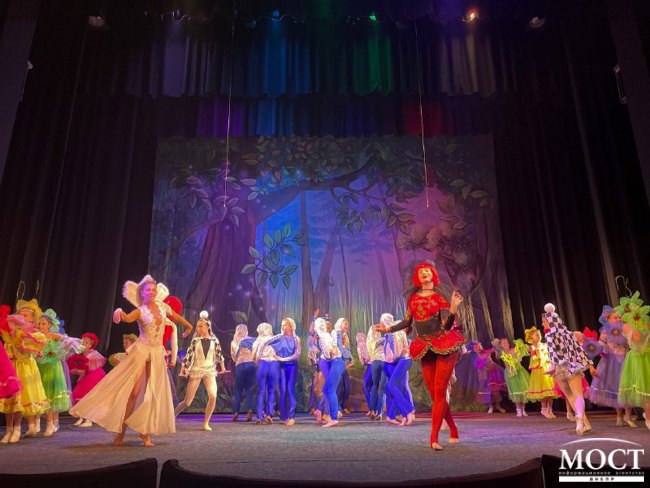 13 конкурсних вистав і ще три поза конкурсом за чотири дні, - діти-актори підкорювали сцену Дніпровського академічного театру Драми і комедії