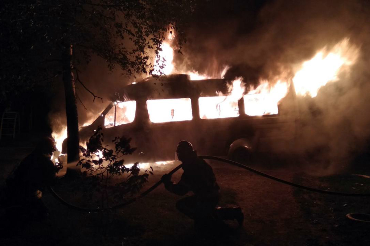 Ночью в Кривом Роге сгорел микроавтобус (ФОТО)