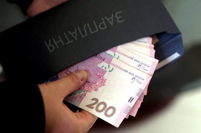 Зеленский подписал закон о повышении минимальной зарплаты