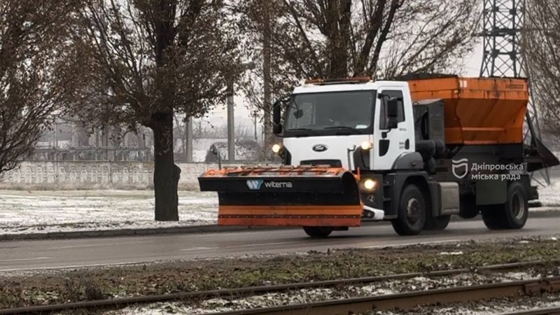 Ліквідація наслідків негоди у Дніпрі: на вулицях міста працювало 66 одиниць техніки та 500 комунальників