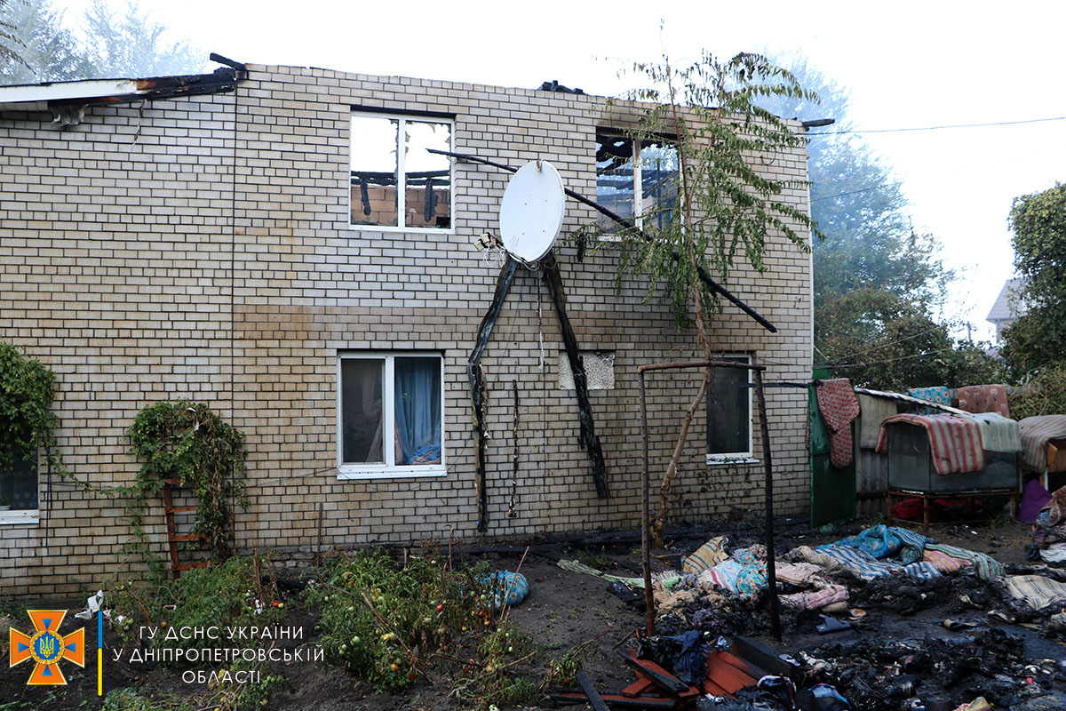 Полум’я розповсюдилося на дах та перший поверх житлового будинку: у Дніпрі вогнеборці гасили пожежу (ВІДЕО)