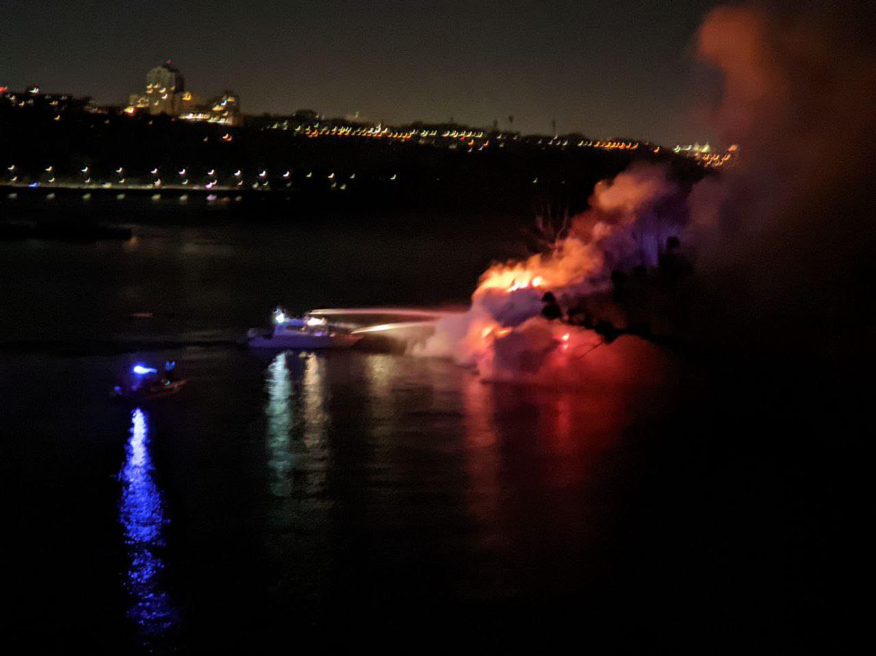 В Киеве загорелось плавучее кафе в районе Гидропарка 