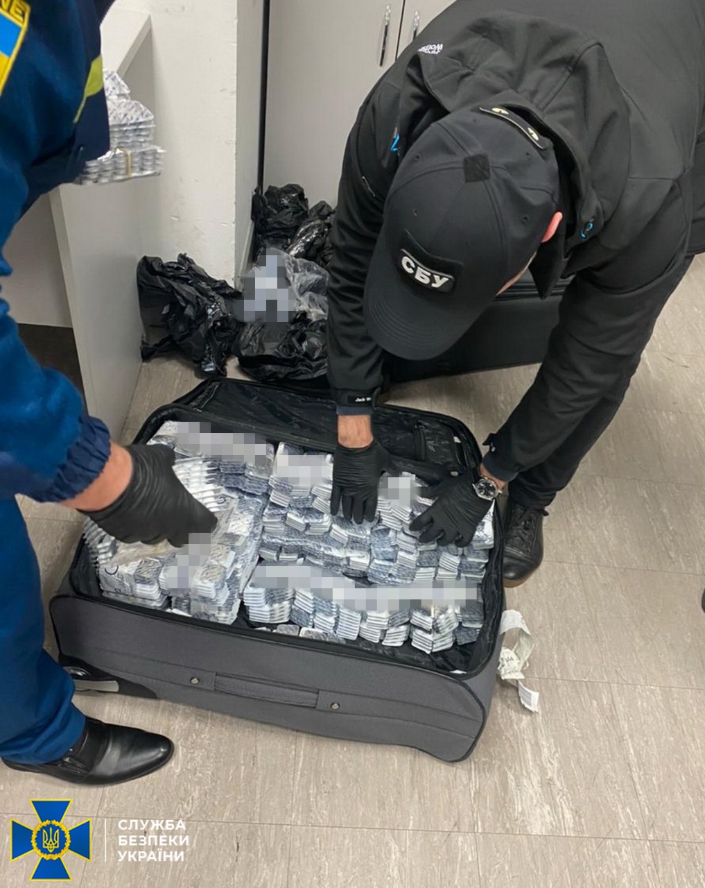  «Туристы» возили по 10 кг «товара» в своих чемоданах: СБУ заблокировала контрабанду прекурсоров через аэропорт «Борисполь»