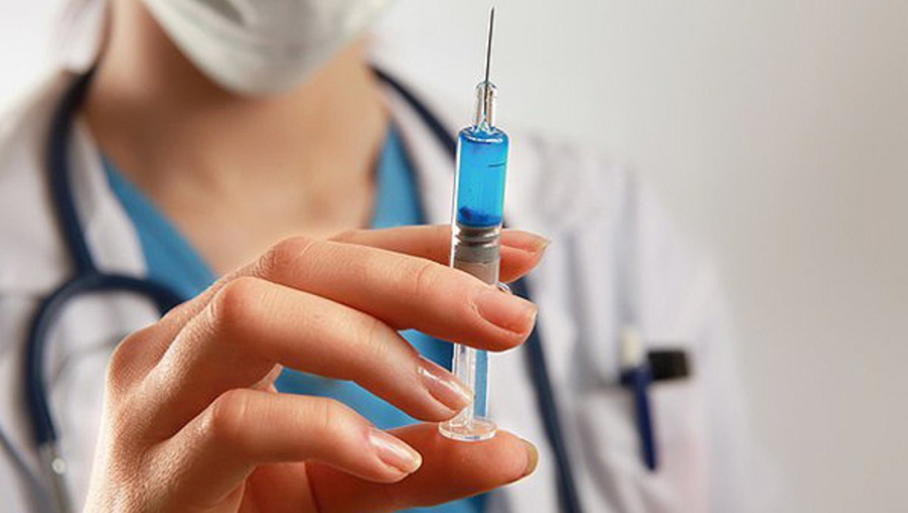 Первой партией вакцины против коронавируса привьют медиков