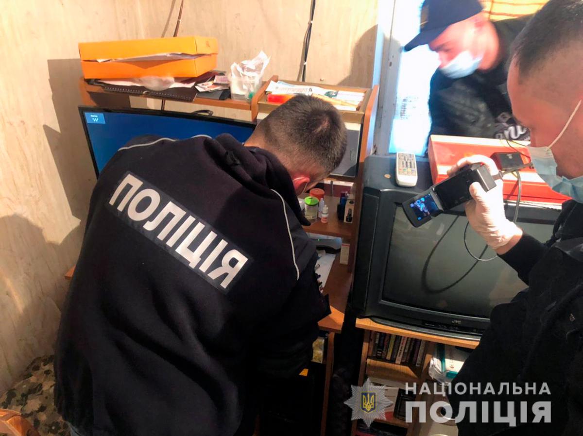 На Буковине задержали сутенера, продававшего украинок в Италию