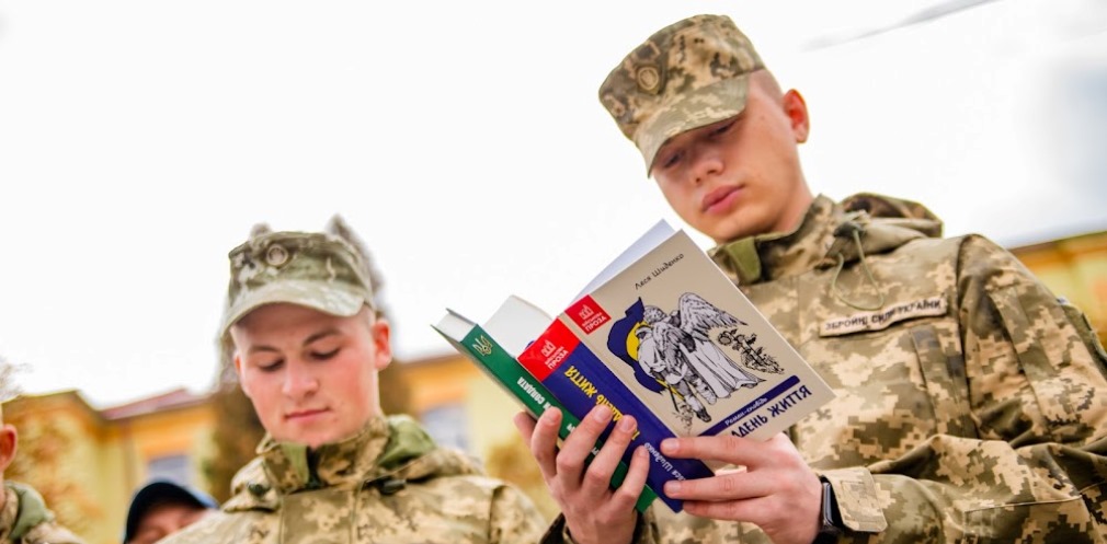 ДніпроОДА поповнила військові бібліотеки області сучасною українською літературою