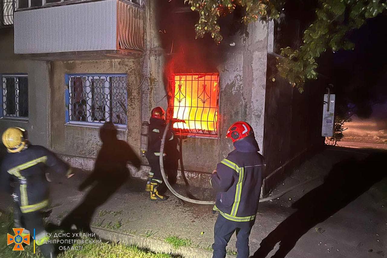 Опівночі у Кам’янському сталася пожежа в одній з квартир п’ятиповерхівки: постраждало двоє людей