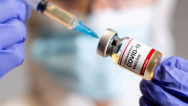 В феврале украинцев обещают вакцинировать от COVID: прививка будет бесплатной, но не для всех 