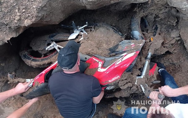 В Житомирской области мужчина украл и закопал мотоцикл во дворе