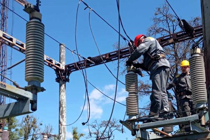 ДТЕК повертає світло: на Дніпропетровщині протягом січня відновили електропостачання для понад 138 тисяч родин