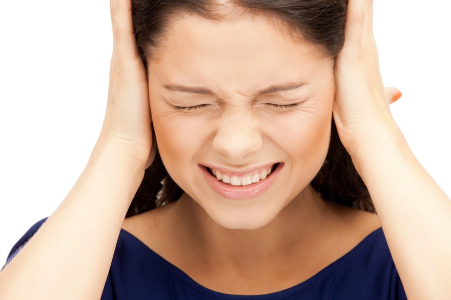 Боль в ушах: в МОЗ сообщили о новом симптоме штамма «Омикрон»