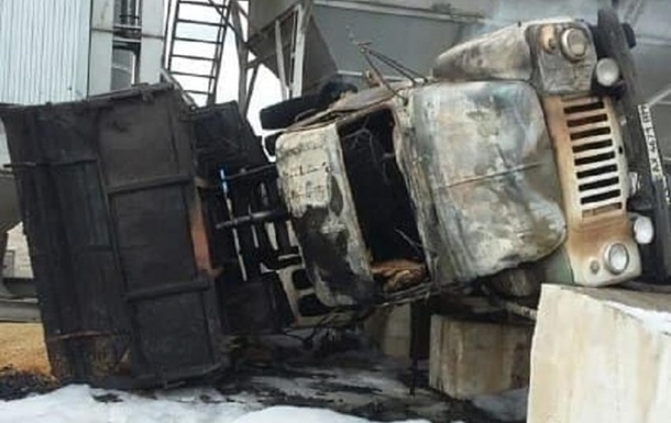 В Харьковской области грузовик с зерном перевернулся и загорелся: есть погибшие