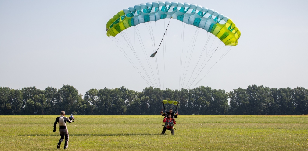 Тренування у повітрі: представники ветеранської збірної «Ігор Воїнів» стрибнули з парашутом 