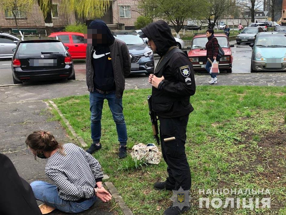 В Ровенской области женщина ударила полицейского стеклянной бутылкой по голове 