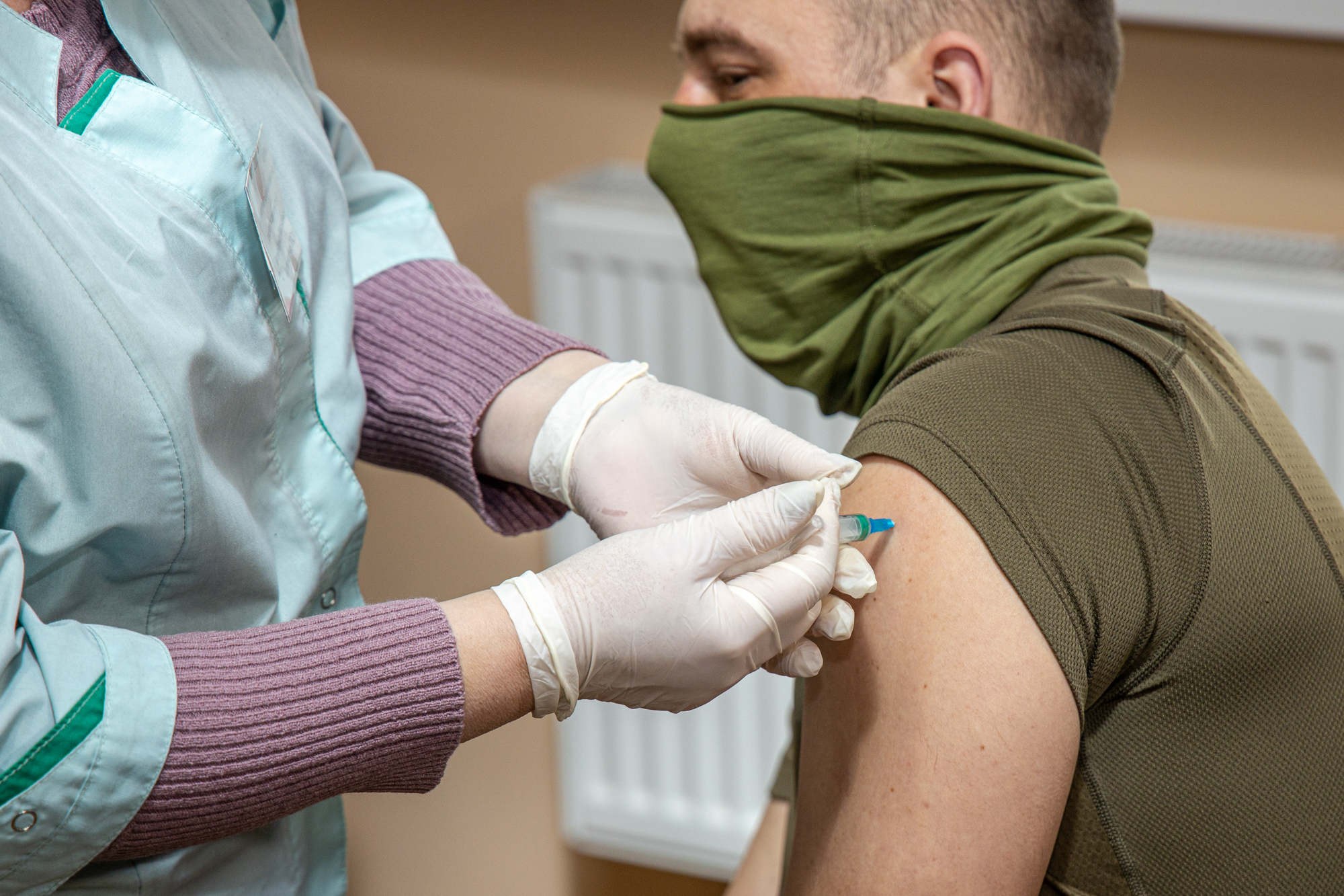 Медицинские бригады Днепропетровщины вакцинируют от COVID-19 военнослужащих